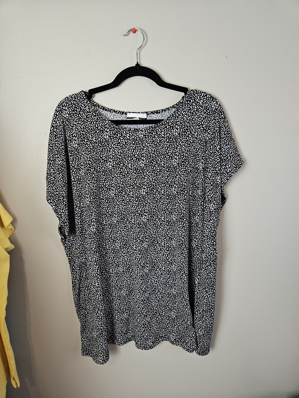 Jules & Leopold Black and White Printed Scoop Neck Tee